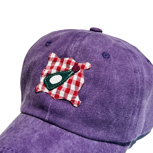 Casquette violette à motif bouteille de vin