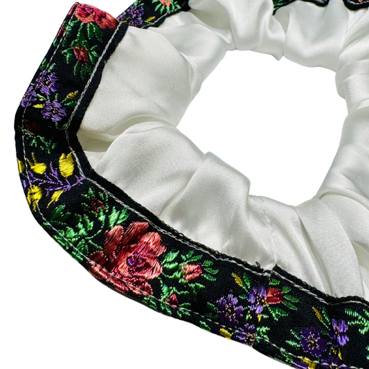 Scrunchy en soie à ruban brodé vintage