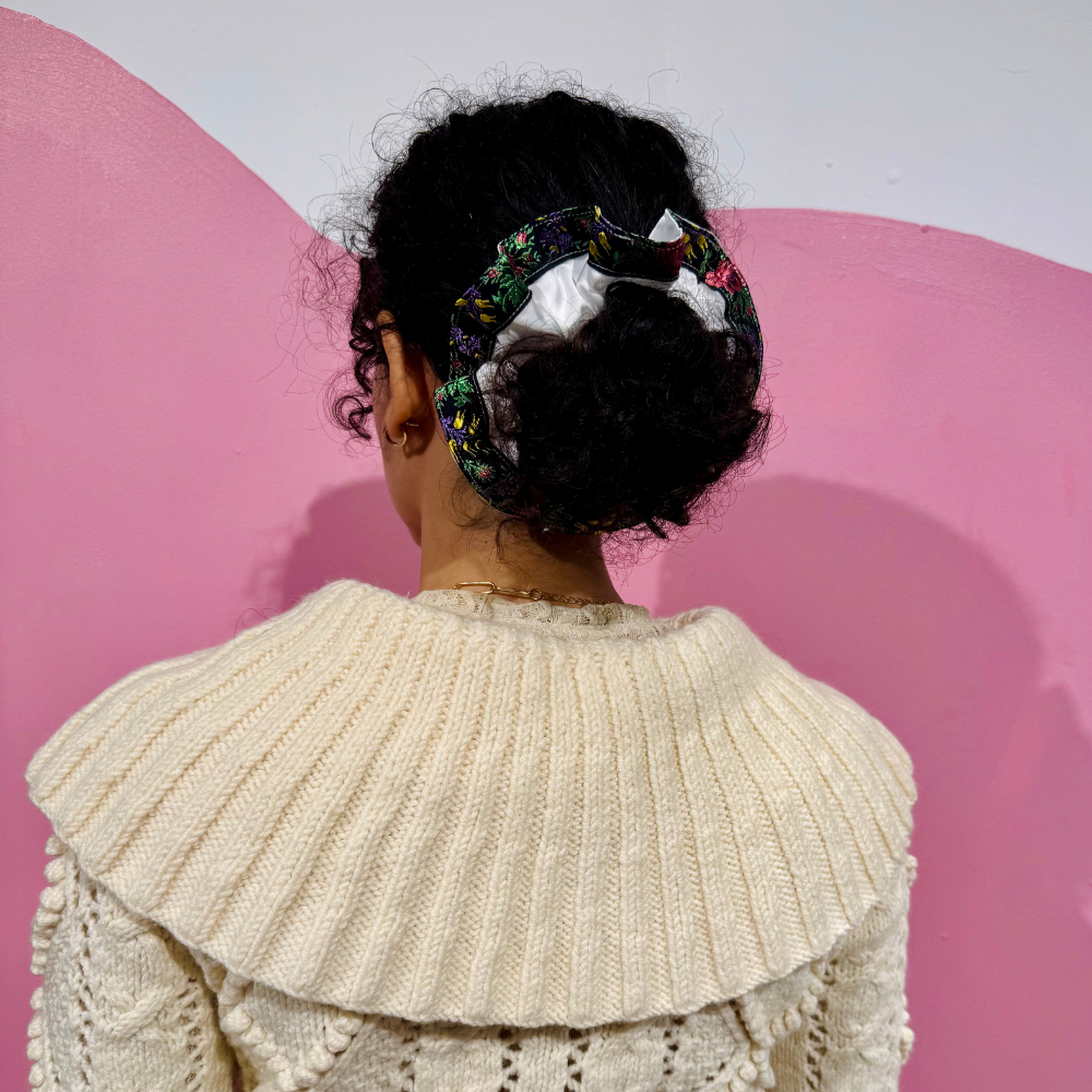 Scrunchy en soie à ruban brodé vintage