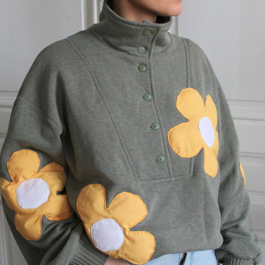Pull customisé à fleurs