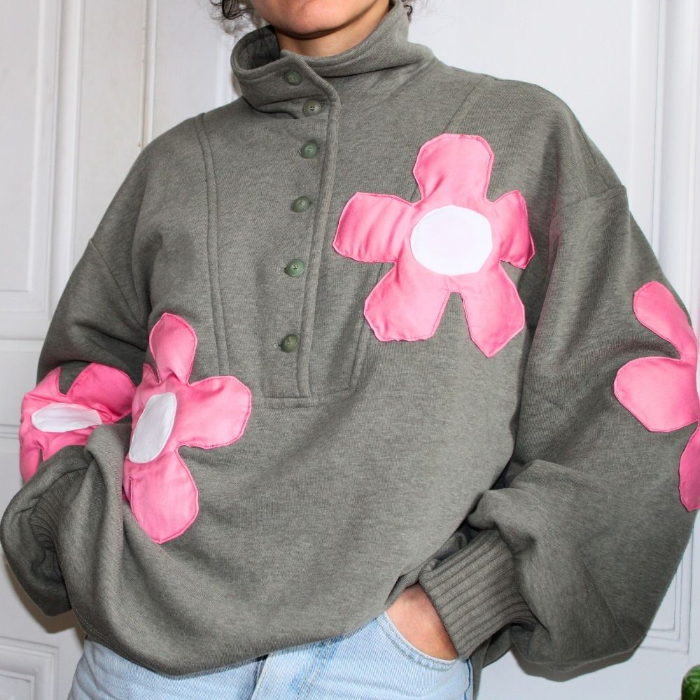 Pull customisé à fleurs