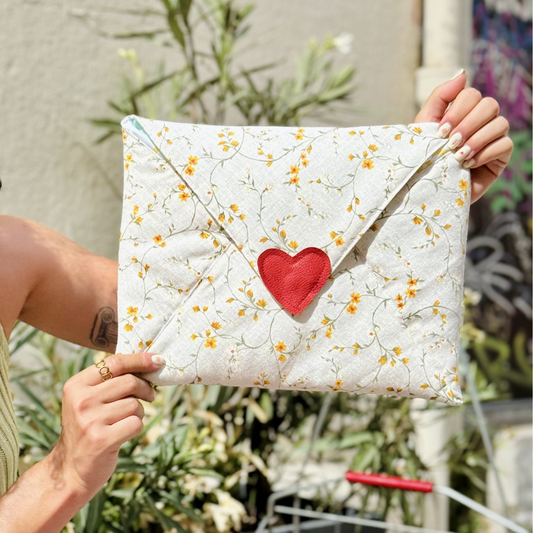 Pochette d'ordi à fleurs jaunes et blanches 💌