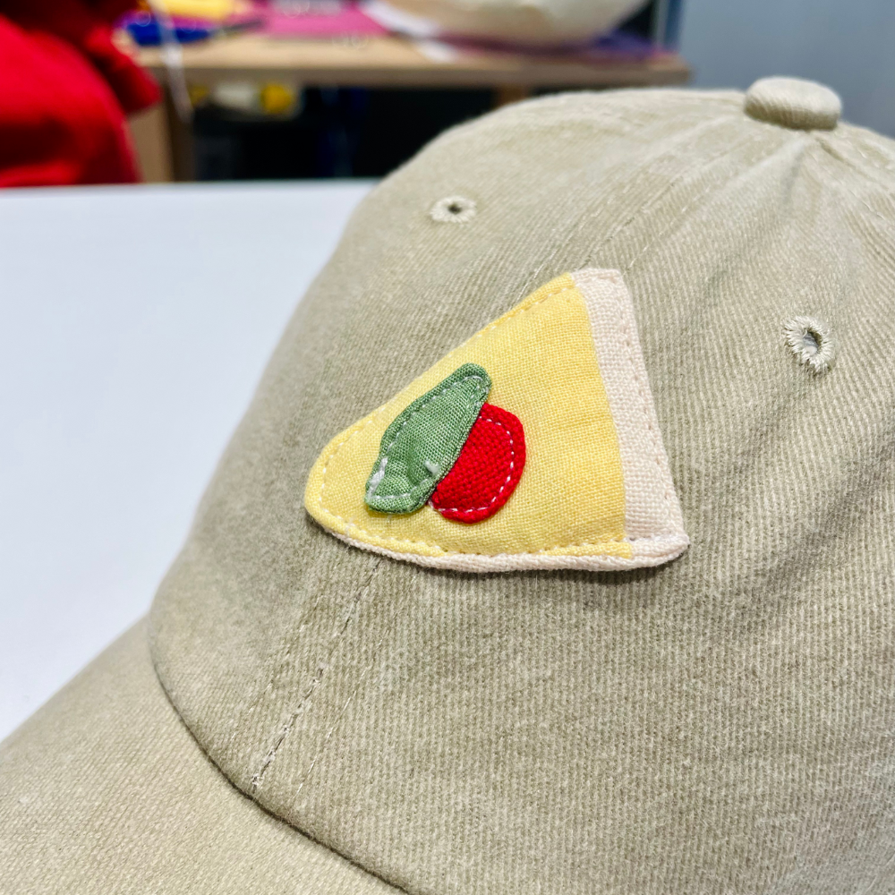 Casquette beige/gris motif pizza