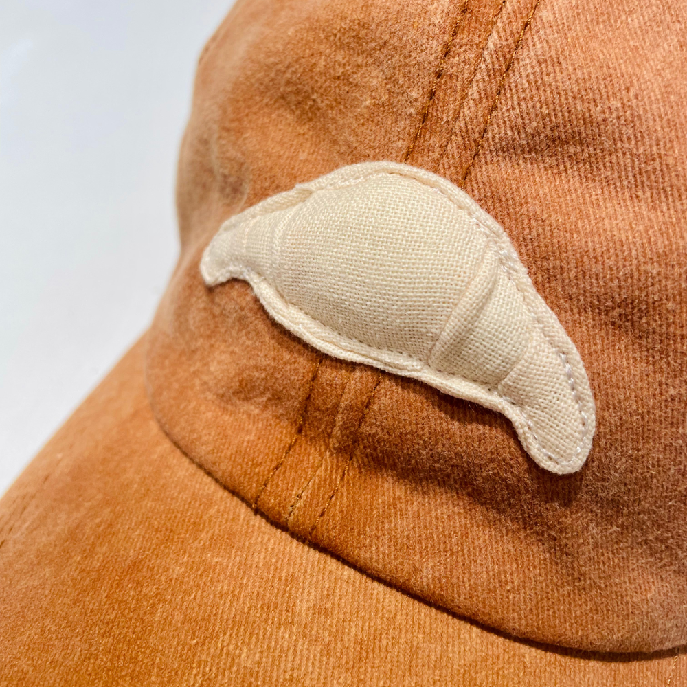 Casquette camel à motif croissant !