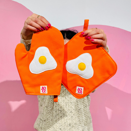 Ensemble manique + gant œuf au plat sur fond orange