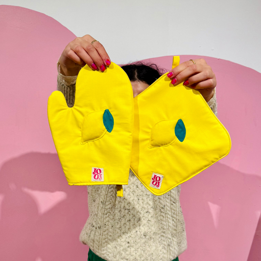 Ensemble manique + gant citron sur fond jaune