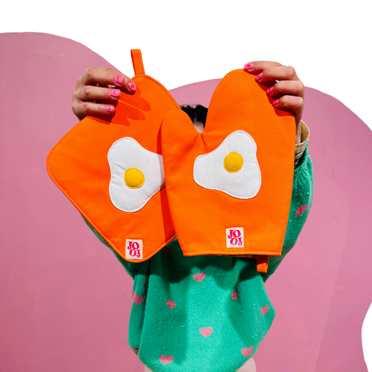 Ensemble manique + gant œuf au plat sur fond orange