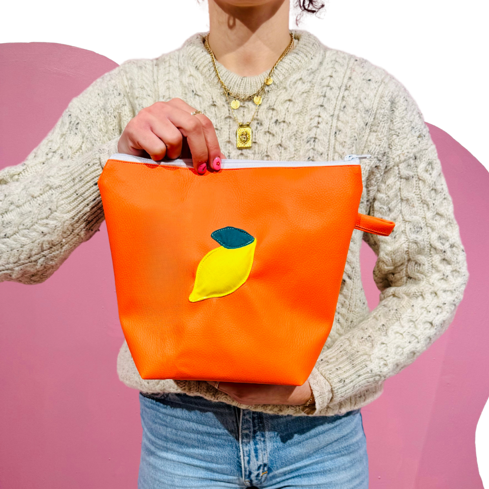 Troussass de toilette en similicuir orange à motif citron !