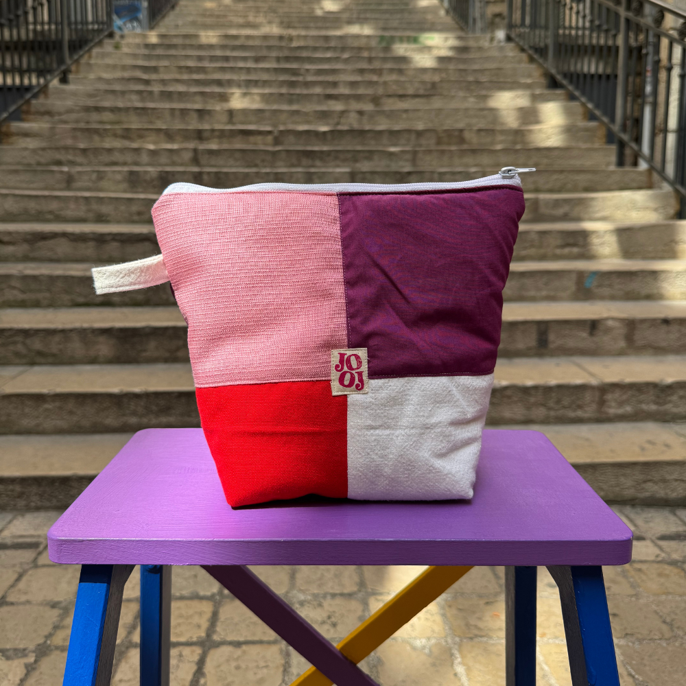Troussass de toilettes rouge, violet, écru et rose