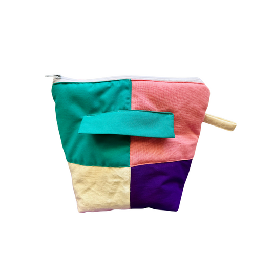 Troussass de toilettes bleu, rose, écru et violet