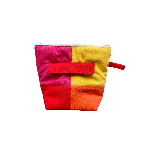 Troussass de toilettes rose, jaune, rouge et orange