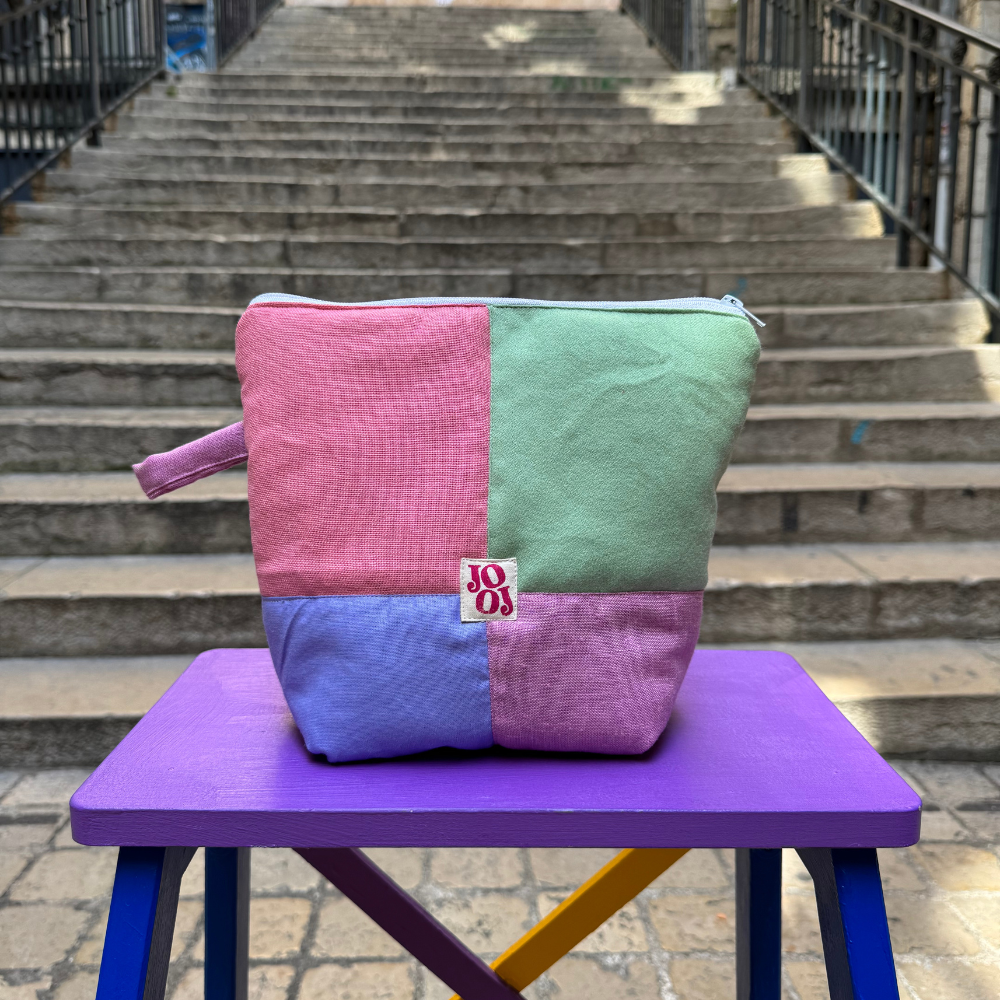 Troussass de toilettes rose, vert, lila et violet