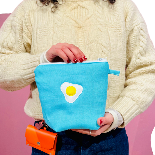 Pochass bleu à motif œuf au plat