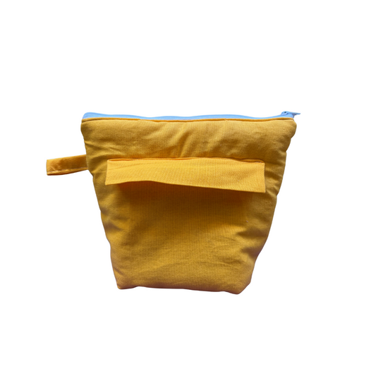 Troussass de toilette jaune avec œufs au plat