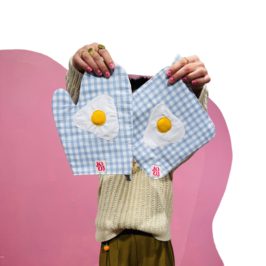 Ensemble manique + gant œuf au plat sur fond bleu vichy