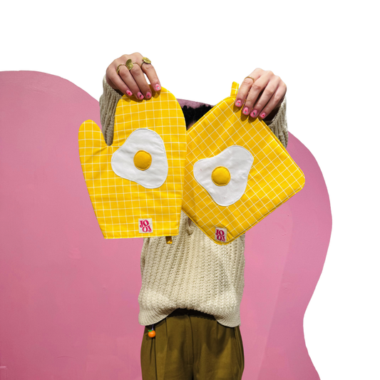 Ensemble manique + gant œuf au plat sur fond jaune à carreaux