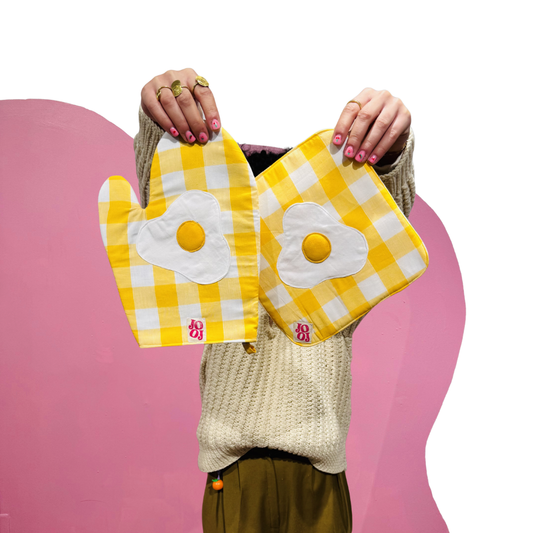 Ensemble manique + gant œuf au plat sur fond jaune vichy