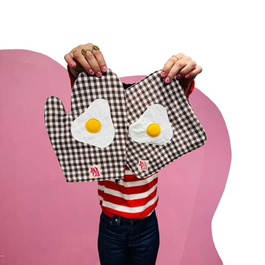 Ensemble manique + gant œuf au plat sur fond marron vichy