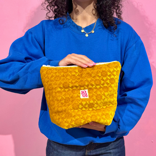 Troussass de toilette en velours jaune moutarde