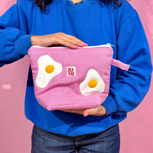 Troussass de toilette lila avec œufs au plat