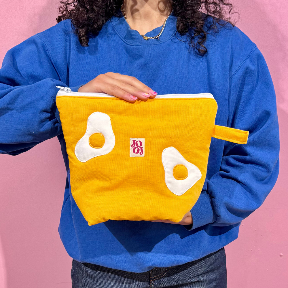 Troussass de toilette jaune avec œufs au plat