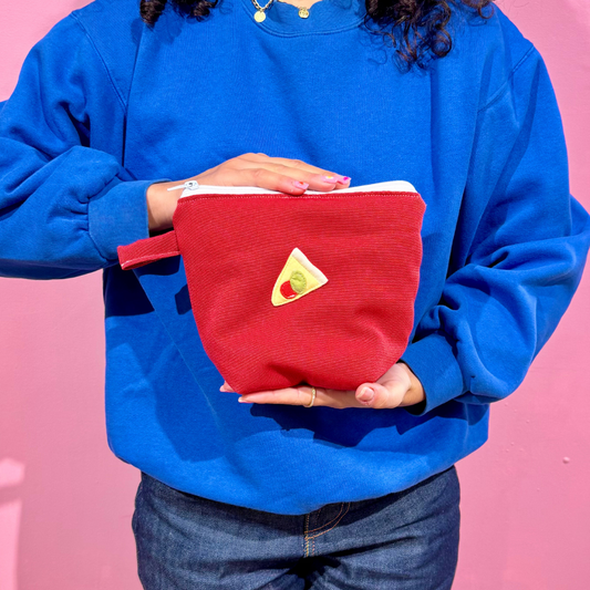 Pochass avec pizza sur fond rouge