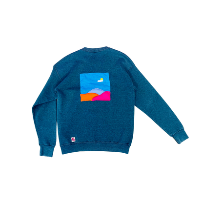 Pull gris aux collines colorées