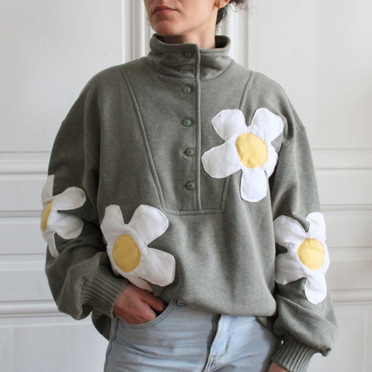 Pull customisé à fleurs