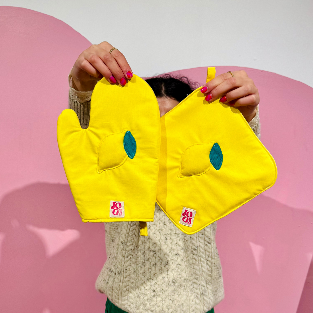 Ensemble manique + gant citron sur fond jaune