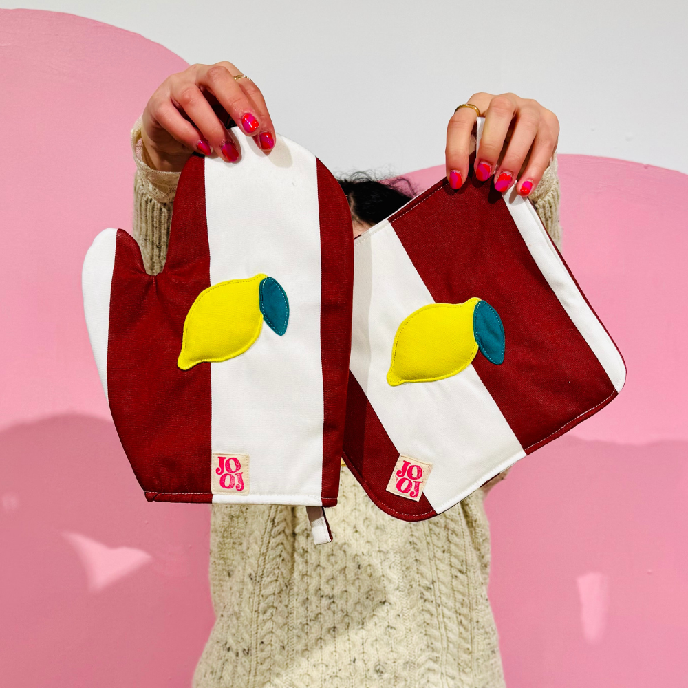 Ensemble manique + gant citron sur fond bordeau et blanc