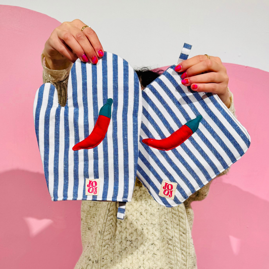 Ensemble manique + gant piment sur fond rayé bleu/blanc