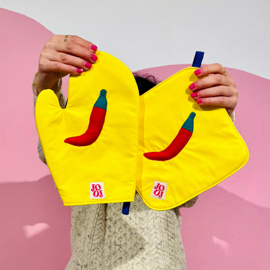 Ensemble manique + gant piment sur fond jaune