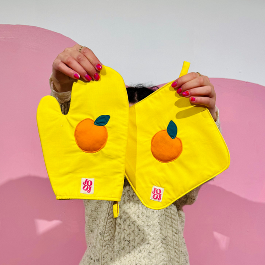 Ensemble manique + gant orange sur fond jaune