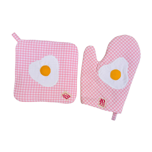 Ensemble manique + gant œuf au plat sur fond rose vichy