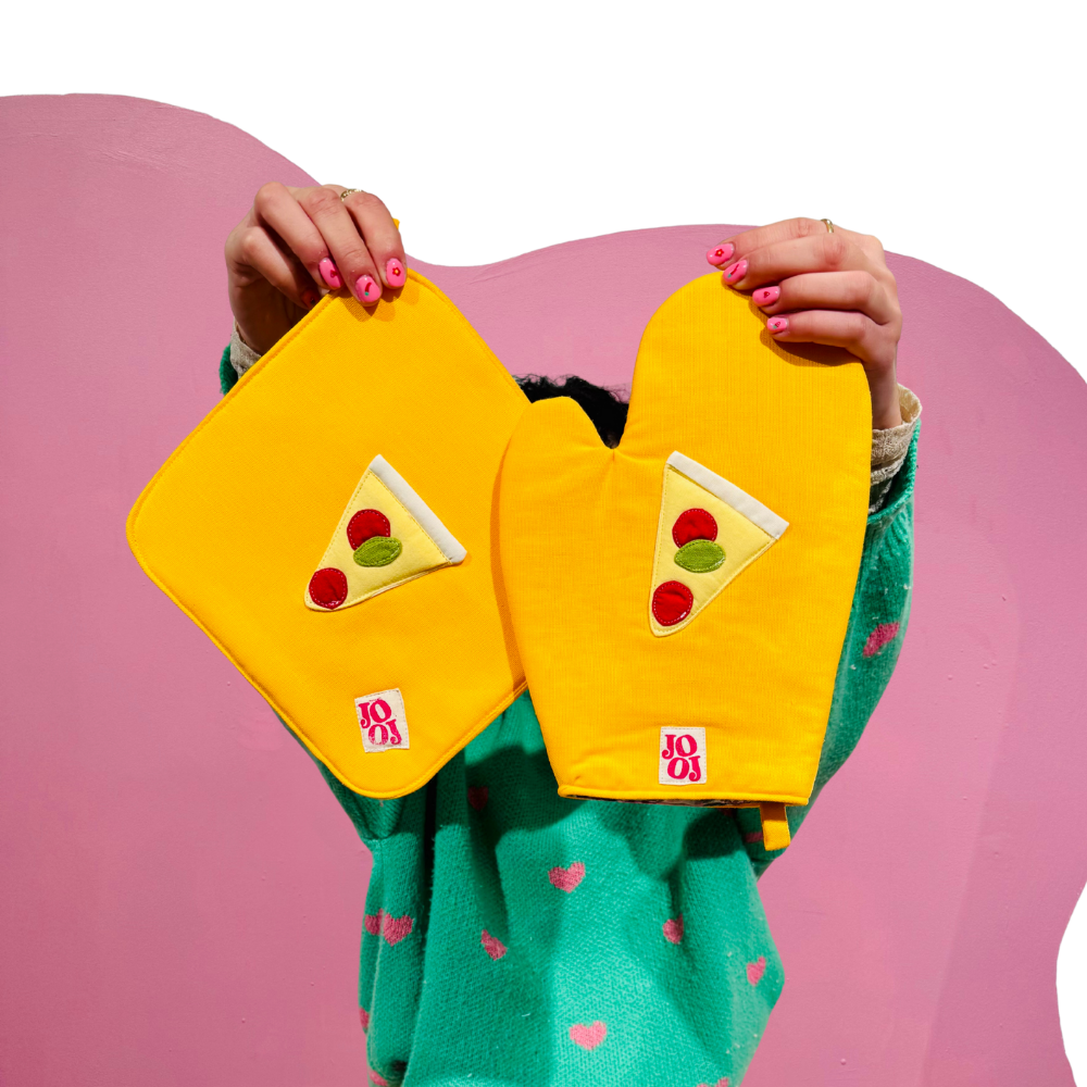 Ensemble manique + gant pizza sur fond jaune