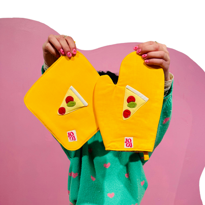Ensemble manique + gant pizza sur fond jaune