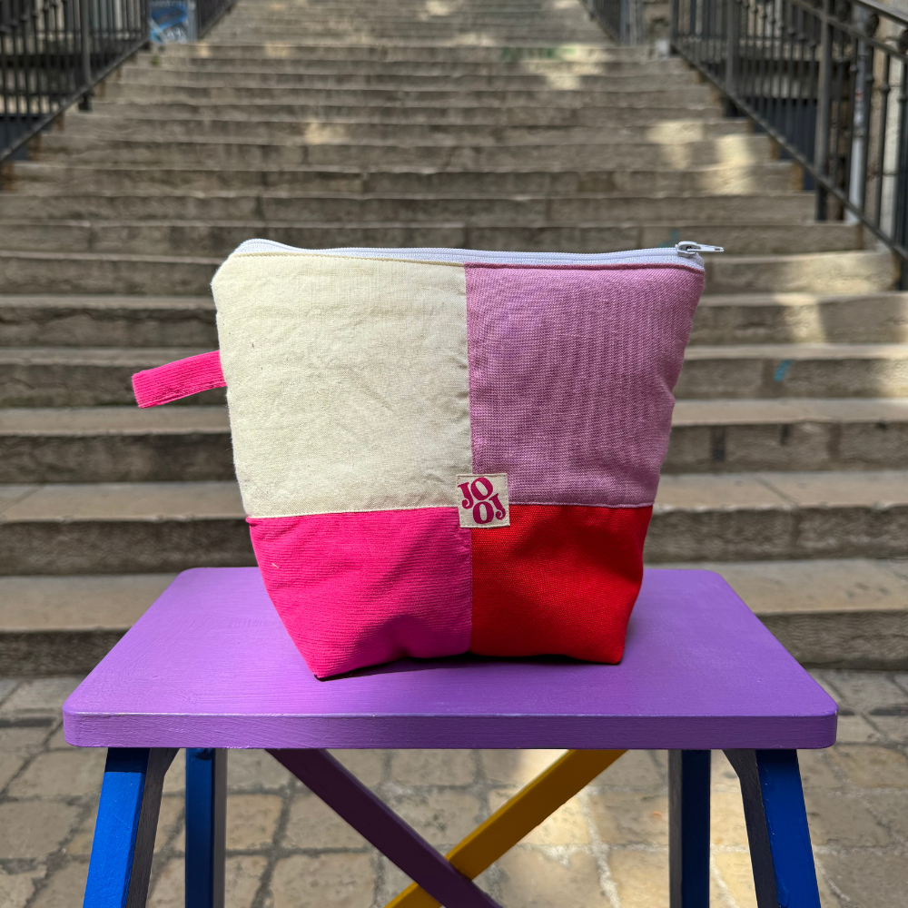 Troussass de toilettes écru, lila, vert, rouge et rose