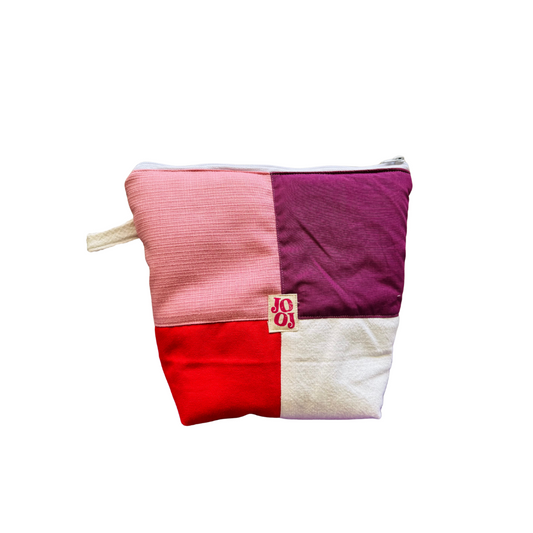 Troussass de toilettes rouge, mauve, écru et rose