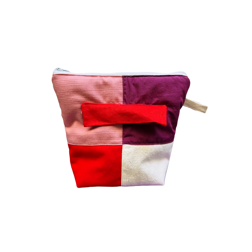 Troussass de toilettes rouge, mauve, écru et rose