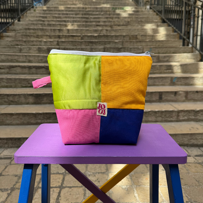 Troussass de toilettes vert, jaune, rose et bleu