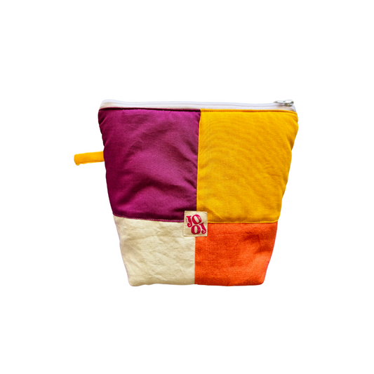 Troussass de toilettes mauve, jaune, écru et orange