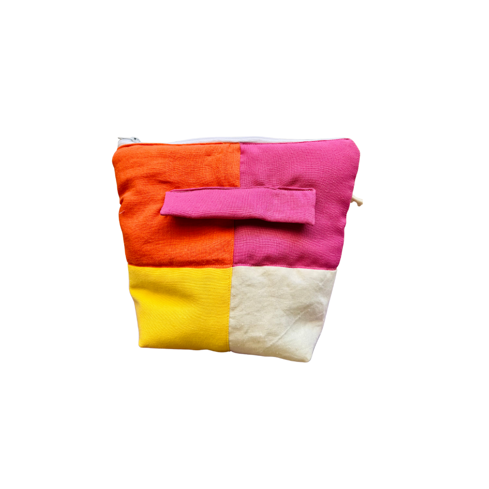 Troussass de toilettes orange, rose, jaune et écru