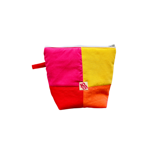 Troussass de toilettes rose, jaune, rouge et orange