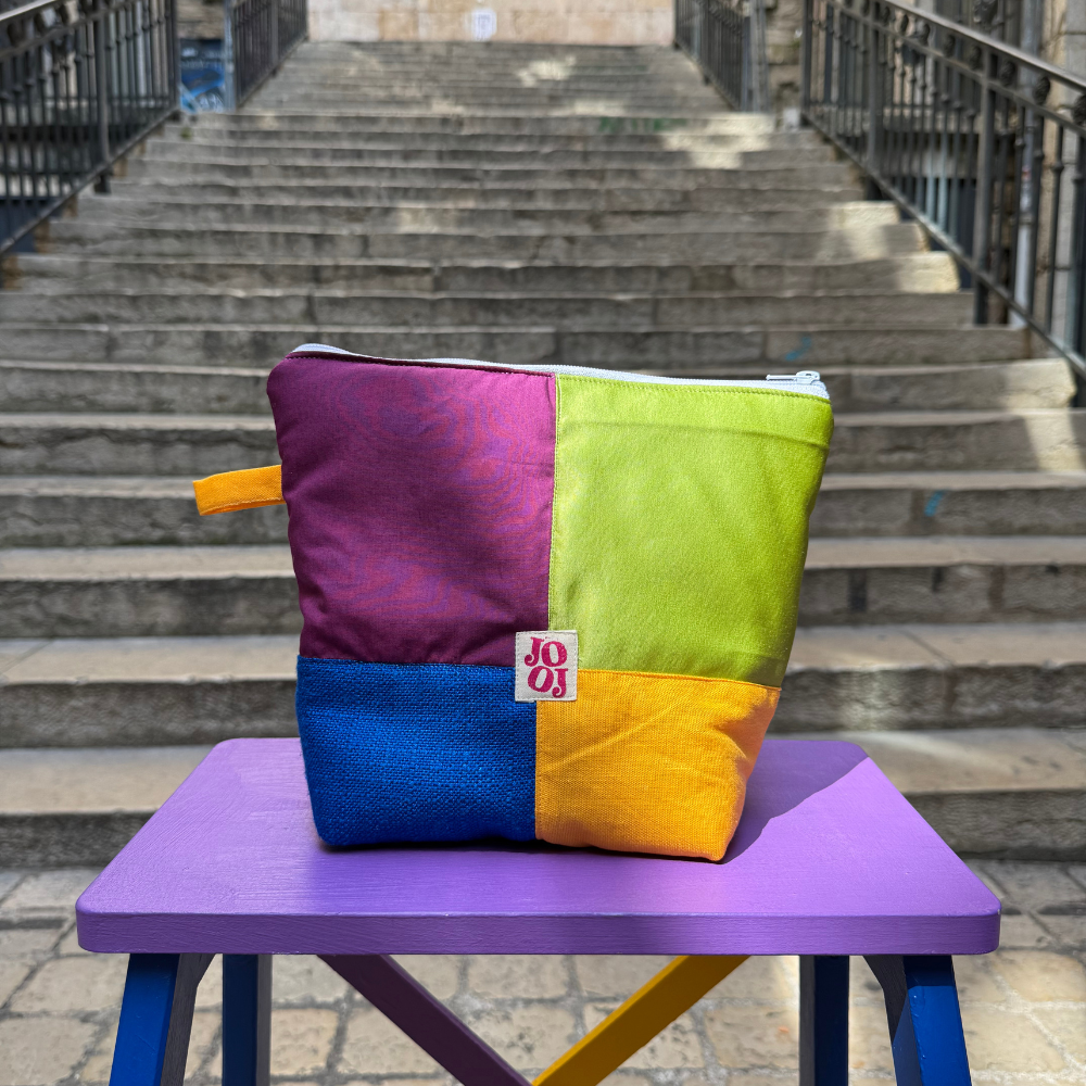 Troussass de toilettes mauve, vert, bleu et jaune