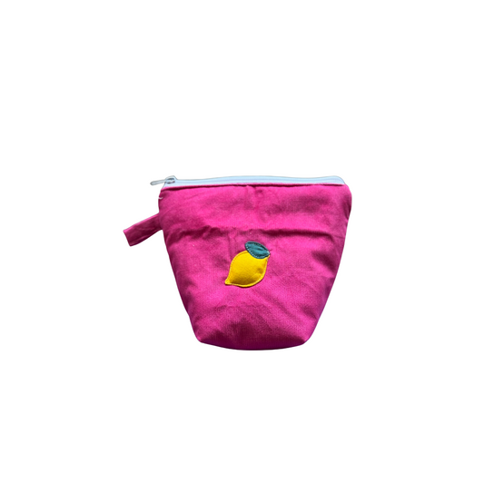 Pochass avec citron sur fond rose
