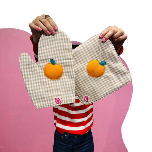 Ensemble manique + gant orange sur fond beige vichy