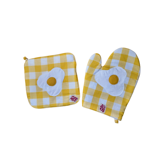 Ensemble manique + gant œuf au plat sur fond jaune vichy