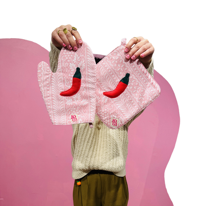 Ensemble manique + gant piment sur fond effet gravure rose