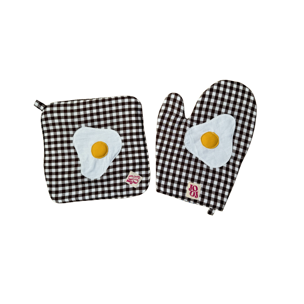Ensemble manique + gant œuf au plat sur fond marron vichy