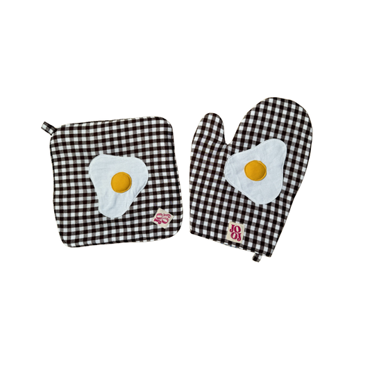 Ensemble manique + gant œuf au plat sur fond marron vichy